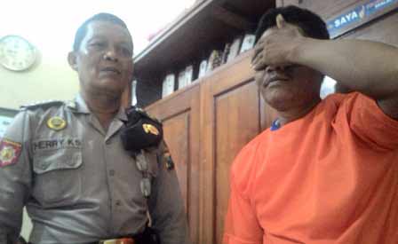 Tersangka saat diamankan di Mapolsek Pagu, Kabupaten Kediri. Foto: dendi martoni/BANGSAONLINE