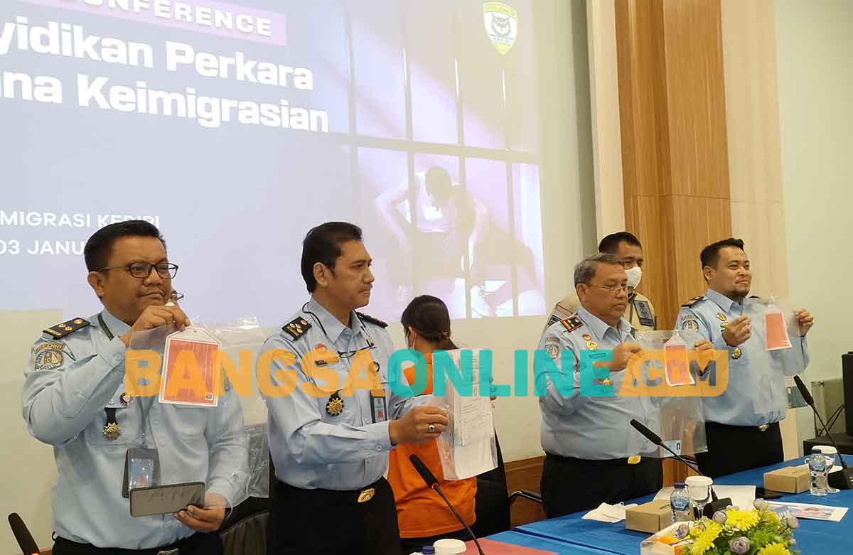 Kabid Intelijen dan Penindakan, Kanwil Kemenkumham Jawa Timur, Junaedi (nomor 2 dari kiri), dan Kepala Kantor Imigrasi Kediri, Erdiansyah (nomor 3 dari kiri), saat menunjukkan barang bukti dan tersangka REP. Foto: MUJI HARJITA/BANGSAONLINE