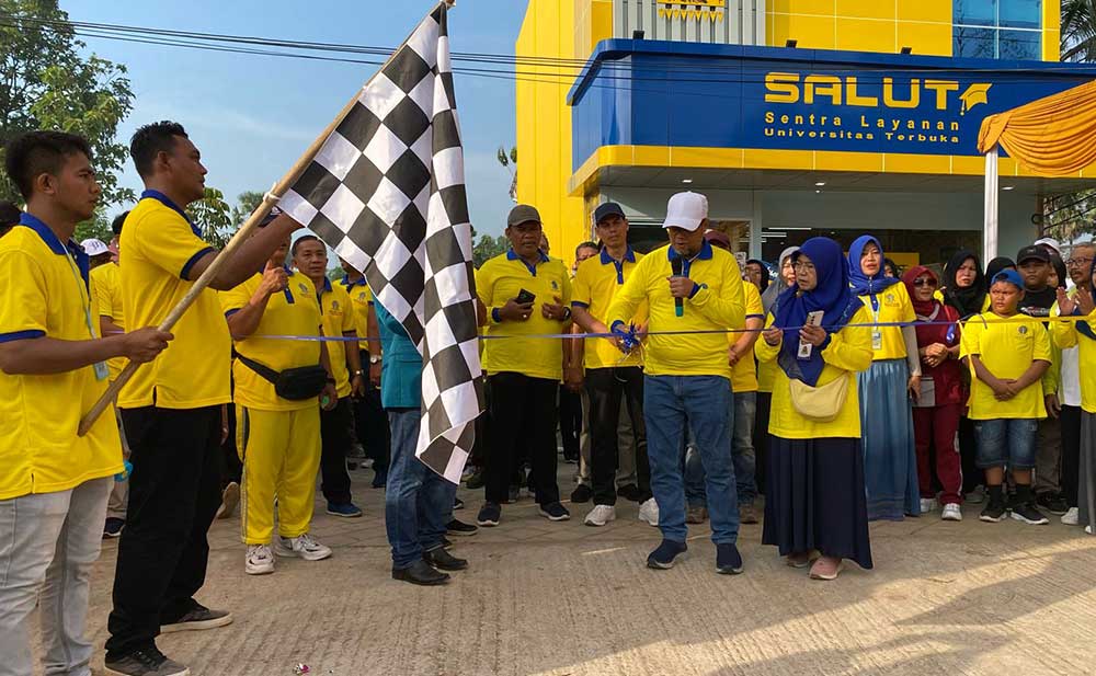 Rektor Universitas Terbuka Prof Ojat Darojat saat meresmikan Kantor Salut Tuban.