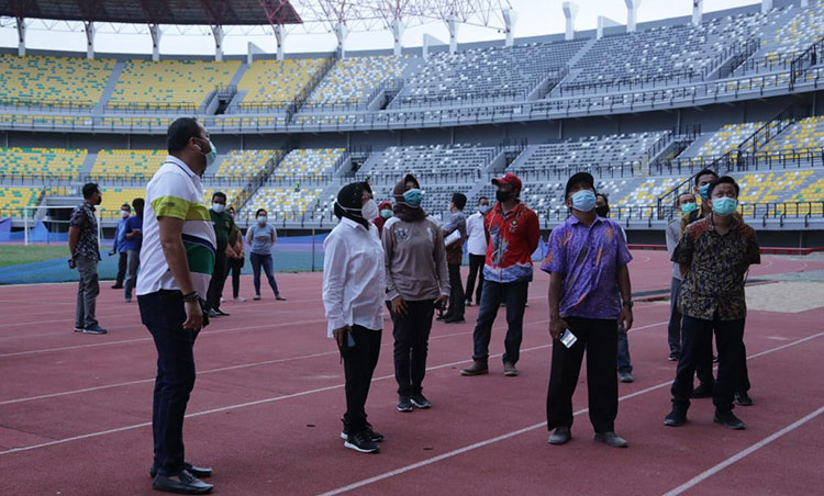Wali Kota Risma bersama jajarannya meninjau progres renovasi Stadion Gelora Bung Tomo (GBT), Rabu (11/11/2020) sore. (foto: ist)