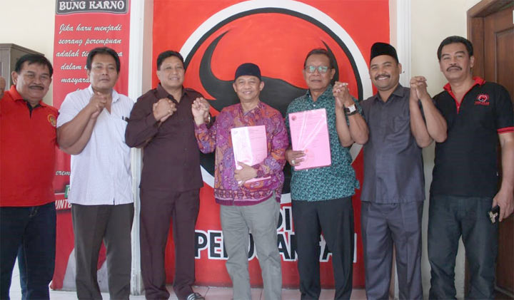 Mujid Riduan dan Noto Utomo  menerima pengambilan formulir Ruspandi dan Agus Mualif. foto: SYUHUD/ BANGSAONLINE