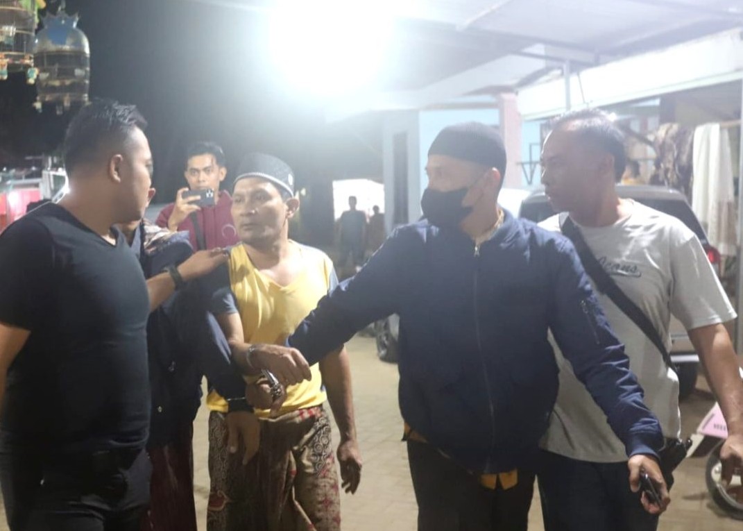 Pelaku saat digelandang oleh anggota Polres Pamekasan
