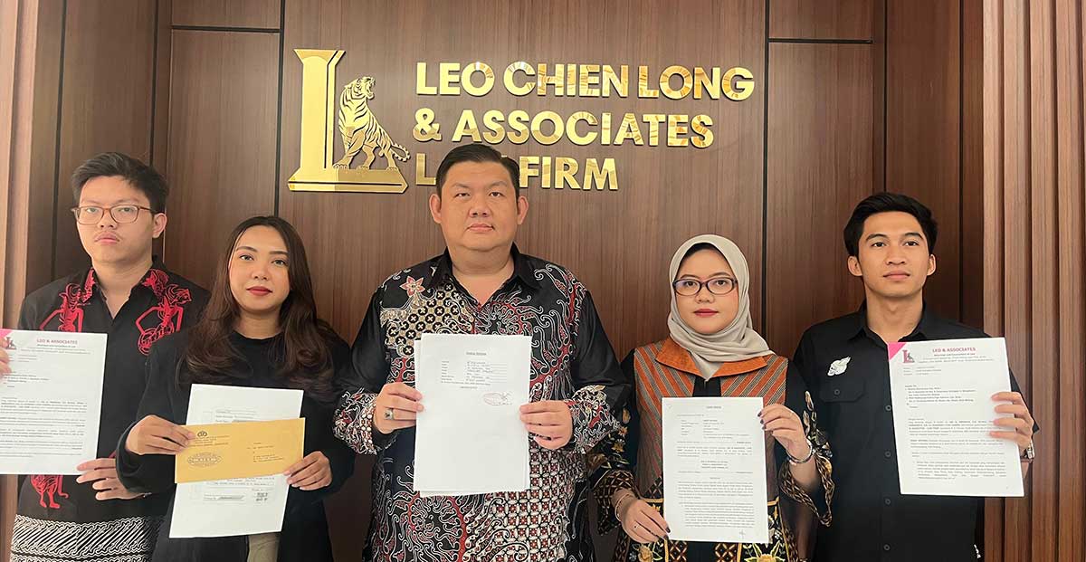 Kuasa hukum dari Kantor Hukum Leo and Associates Law Firm saat menunjukan laporan terhadap seorang notaris berinisial SE.