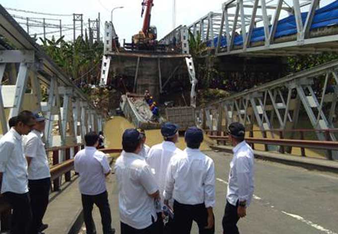 Proses evakuasi truk yang terperosok akibat putusnya jembatan Widang - Babat.
