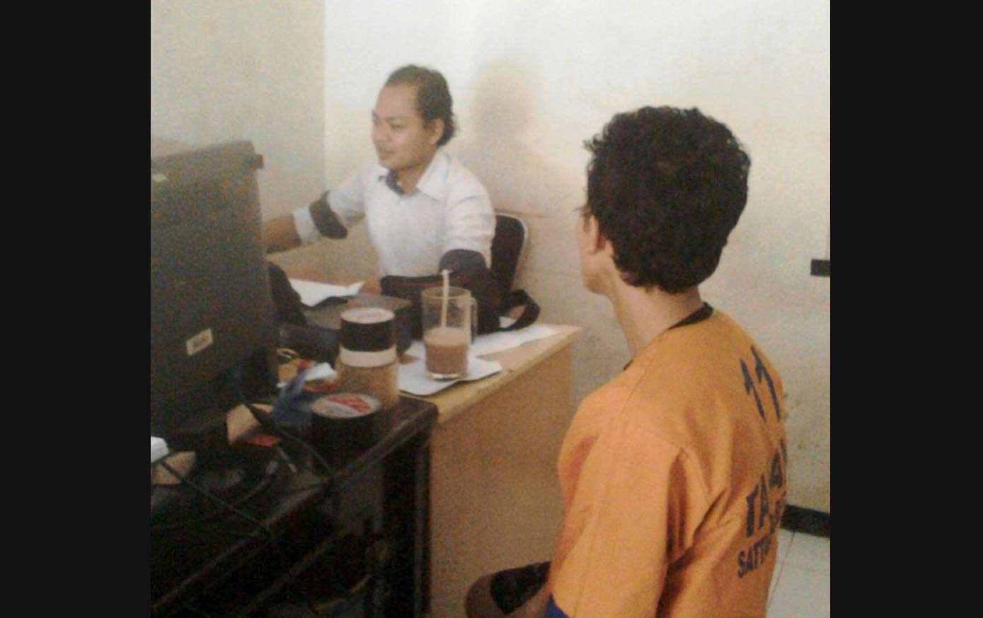 Tersangka saat menjalani pemeriksaan.