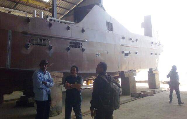 Kapal-kapal pesiar yang sedang dikerjakan PT Orela Shipyard, di Desa Ngimboh, Ujung Pangkah. (syuhud/BANGSAONLINE)