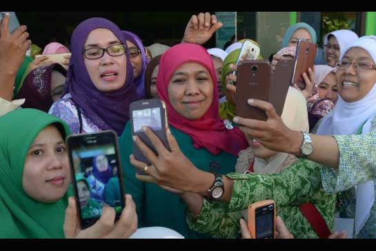 Khofifah jadi rebutan selfie ibu-ibu Muslimat. foto: tribunnews