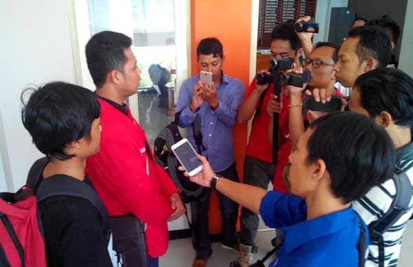 Sucipto (kiri baju hitam) dan ketua GMNI (baju merah) saat jumpa pers di depan Kantor Kejari Trenggalek.