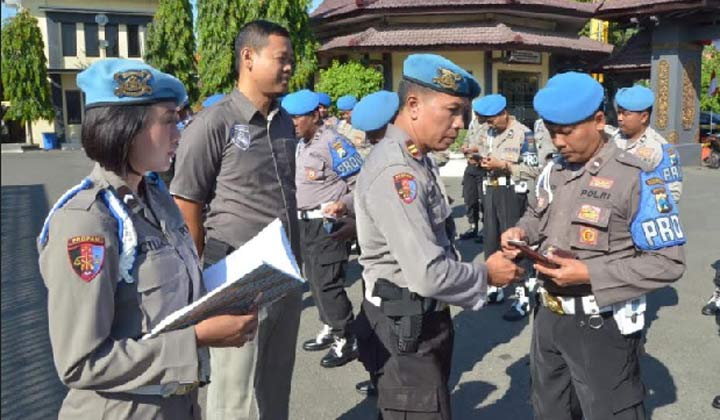Kasi Propam Polres Ponorogo saat memeriksan kelengkapan pribadi anggotanya dan jajaran Polsek.