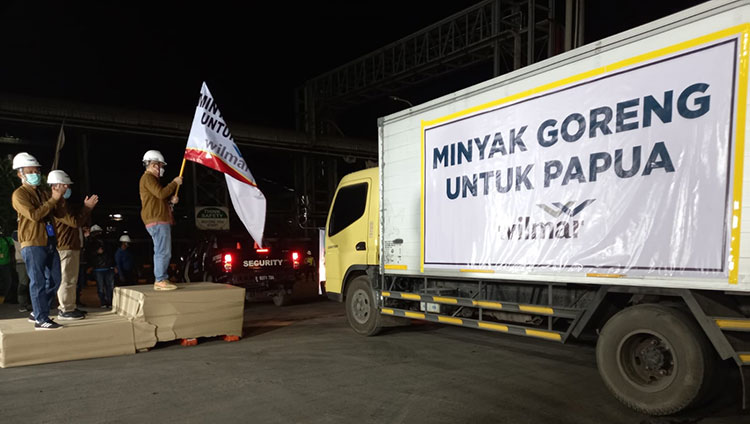 Unit Business Head PT Wilmar Nabati Indonesia, Ridwan Brandes, saat melepas secara langsung truk pengangkut minyak goreng ke Bandara Juanda. Foto: SYUHUD/BANGSAONLINE