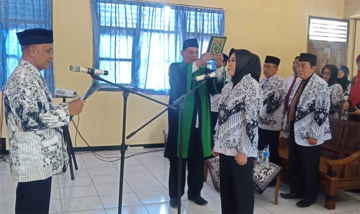Supiana Dian Nurtjahyani saat disumpah dalam proses pelantikan Rektor Unirow periode 2019-2023, Rabu (4/9).