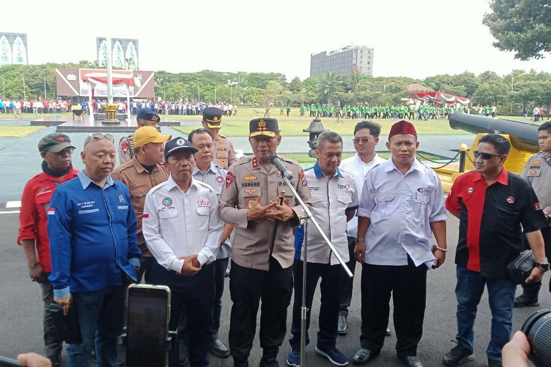 Kapolda Jatim saat memberi pernyataan pers usai apel bersama ribuan buruh