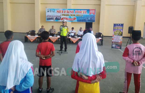 Kasat Lantas Polres Nganjuk AKP Cristoper Adikara Lebang SH SIK saat menerima 210 murid yang siap mengikuti tes seleksi Pocil. foto: BAMBANG DJ/ BANGSAONLINE
