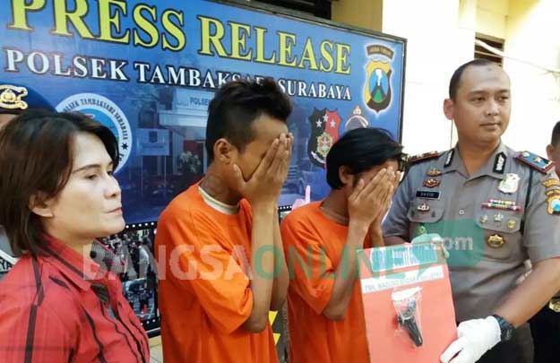 Tersangka ranmor saat diamankan di Polsek Tambaksari Surabaya. foto: IRWAN/ BANGSAONLINE