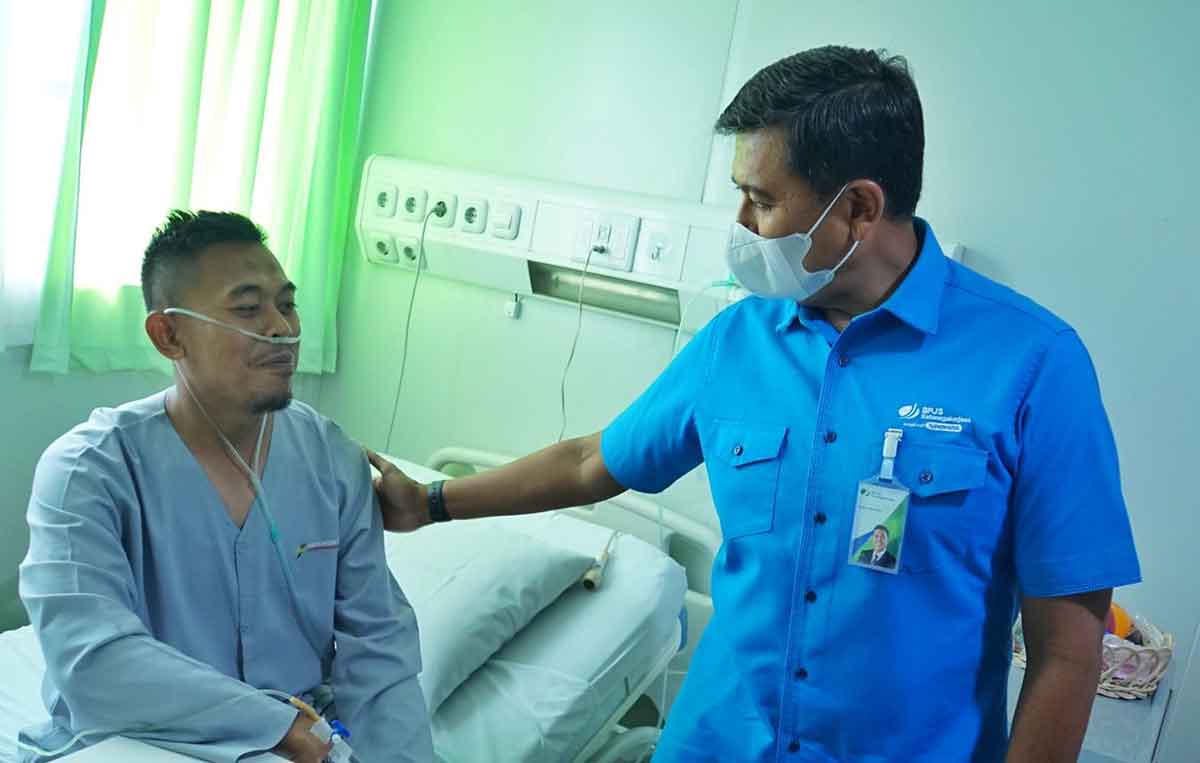 Dirut BPJS Ketenagakerjaan, Anggoro Eko Cahyo, saat meninjau korban ledakan Depo Pertamina Plumpang.