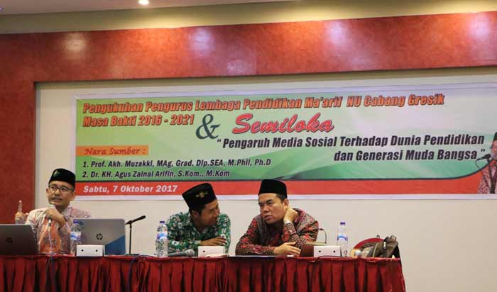 Prof. Akh. Muzakki, Mag, Grad. Dip. SEA, M.Phil, Ph.D, dan  Dr. KH. Agus Zainal Arifin, S.Kom., M.Kom saat menjadi narasumber dalam semiloka di SMANU 1 Gresik.