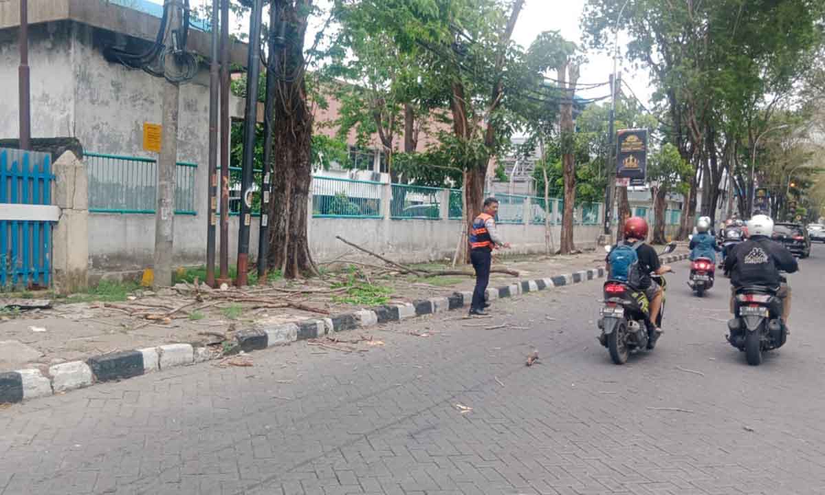 Petugas saat mengatur lalu lintas di kawasan SIER.