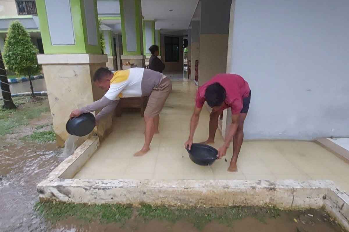 Asik Efendi saat ditemani oleh kerabatnya membuat air di kamar paviliun RSUD Dr. Moh. Anwar Sumenep, Jawa Timur. Foto: Kompas.com