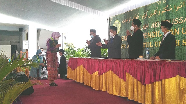 Suasana Haflah Akhirussanah Lembaga Pendidikan Unggulan Pondok Pesantren Amanatul Ummah Surabaya yang digelar secara ketat dan terbatas di Jalan Siwalankerto Utara Surabaya, Sabtu (19/7/2021). foto: mma/ bangsaonline.com