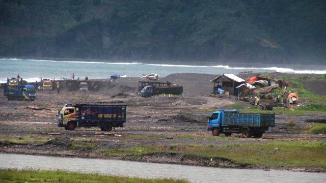Aktivitas penambangan pasir di kawasan selatan Lumajang. foto: lumajangsatu.com