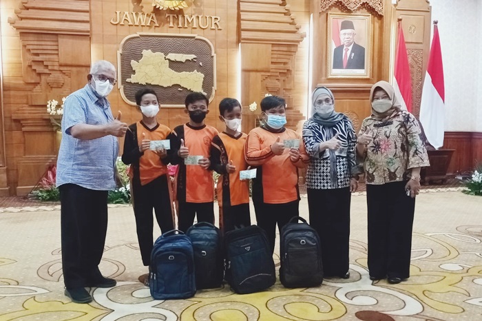 Foto bersama usai penyerahan suvenir peringatan Hari Ulang Tahun (HUT) ke-77 Kemerdekaan RI kepada 4 siswa SDN Kertajaya IV Surabaya. di Gedung Negara Grahadi, Minggu (21/8/2022).