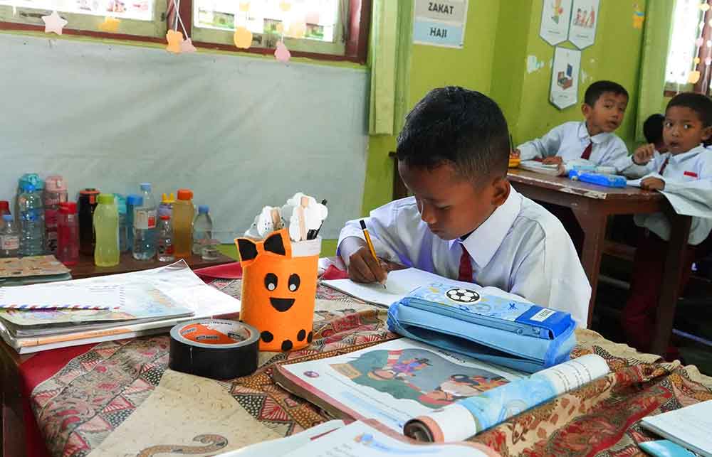Restu Romadhon mengikuti proses belajar mengajar di SDN Kawedusan 1. Foto: Ist. 