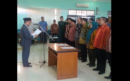 Pelantikan 90 anggota PPK di kantor KPU Sidoarjo yang berada di  Jl Raya Cemengkalang 1. foto : mustain/BANGSAONLINE