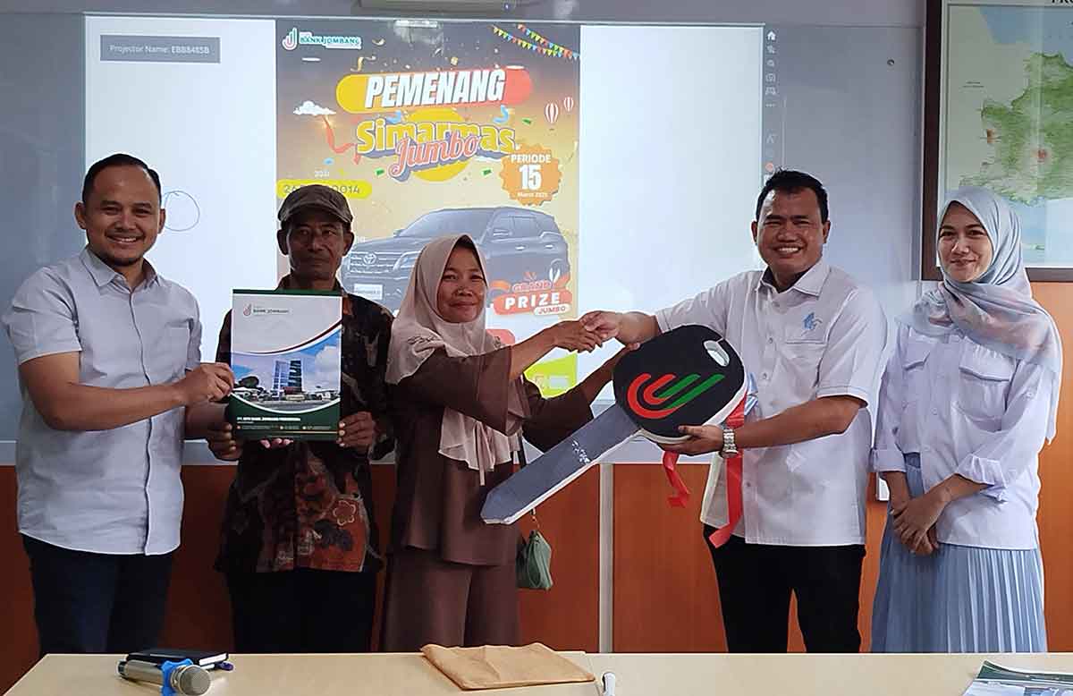Liana saat mengambil hadiah mobil di Bank Jombang.