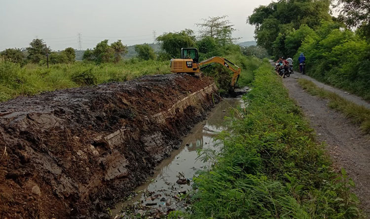 Kegiatan normalisasi jaringan irigasi di wilayah Kecamatan Beji.