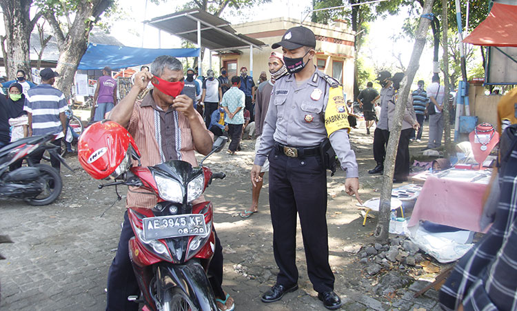 Operasi Yustisi Protokol Kesehatan di Pasar Legi Ngawi. (foto: ist)