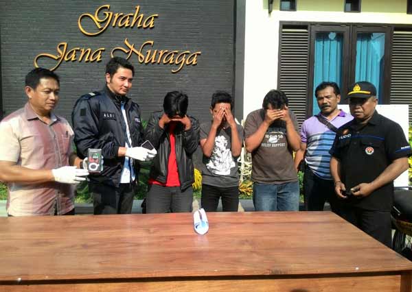 Para pelaku berikut barang bukti saat digelar di Mapolres Kediri. (foto: dendi martoni/BANGSAONLINE)