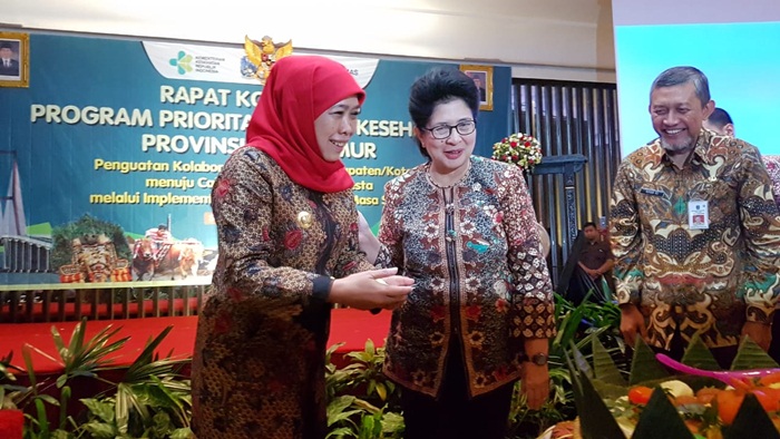 Menteri Kesehatan RI, Nila Moeloek bersama Gubernur Jatim Khofifah Indar Parawansa didampingi Kadinkes Jatim Kohar Hari Santoso saat Rakor Program Prioritas Pelayanan Kesehatan Provinsi Jawa Timur.