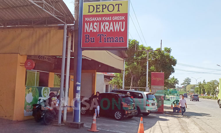 Depot Makanan Khas Gresik Nasi Krawu Bu Timan, di Jalan Raya Bunder Kecamatan Kebomas. foto: SYUHUD/ BANGSAONLINE