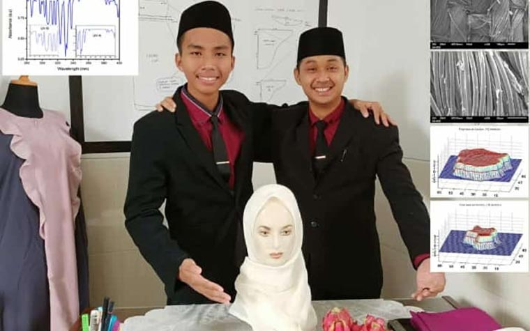 Muhammad Alief Dhafa Wahyudi bersama Akmalul Umam menunjukkan karya hijab anti kanker. Keduanya merupakan santri Pondok Pesantren Singa Putih Munfaridin, Dusun Sentong, Lumbangrejo, Prigen, Pasuruan.