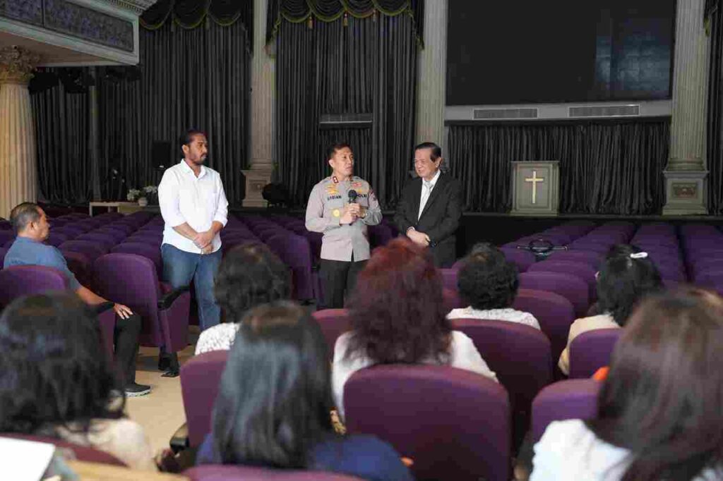 Kapolres Bojonegoro AKBP Afrian Satya Permadi saat meninjau sejumlah gereja jelang perayaan Natal 2025