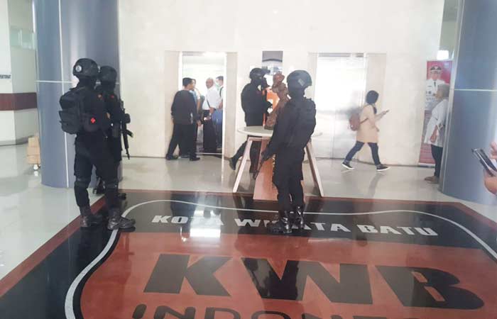 Penyidik KPK menggeledah ruang kerja Wali Kota Batu lantai 5 Balai Kota Among Tani.