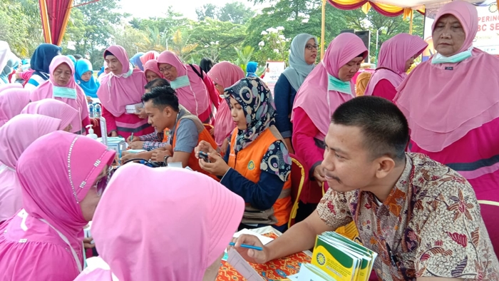 Sedot animo masyarakat. Puncak hari TBC di Alun-alun Kota Mojokerto. foto: YUDI EP/ BANGSAONLINE