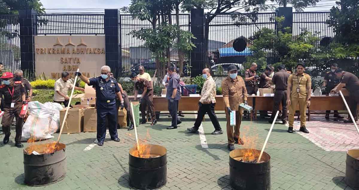 Pemusnahan barang bukti dari 138 perkara pidana yang telah berkekuatan hukum tetap.