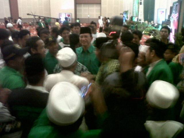 SDA dikerumuni massa PPP. foto:diday/BANGSAONLINE