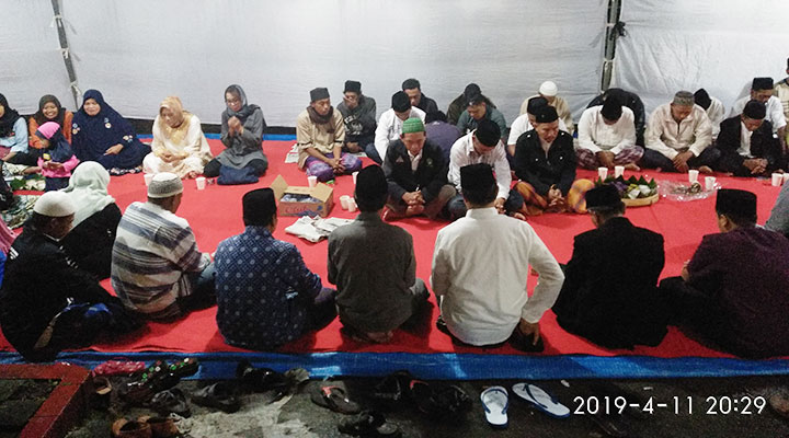 Dra. Hj. Fransiska Rahayu Budiwiarti membaur dengan jemaah, khusyuk bermunajat pada Allah untuk keselamatan bangsa dan Pemilu 2019 di kediamannya, Kamis (11/04). 
