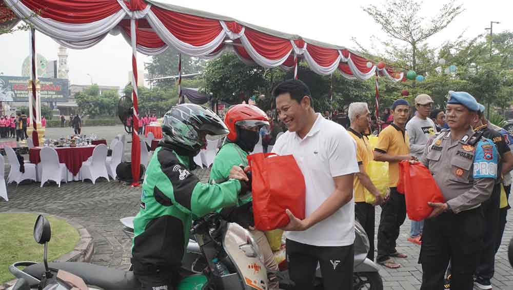 Tak hanya meriah. Usai acara, segenap jajaran Polresta Sidoarjo juga membagikan bingkisan ke warga. (Ist)