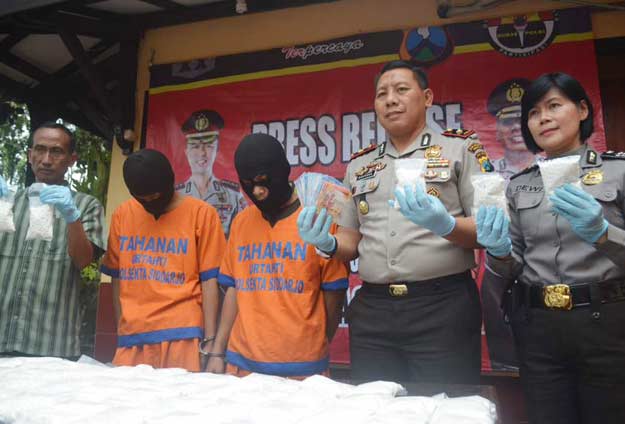 Tersangka saat diamankan di Mapolsek Kota Sidoarjo