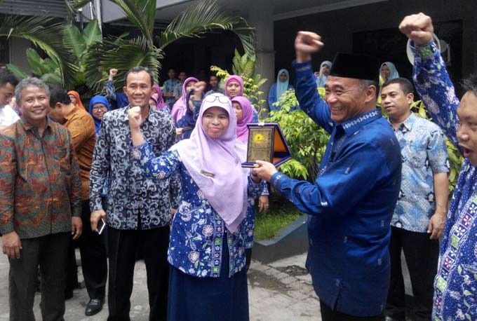 KUNJUNGAN MENDADAK: Mendikbud Muhajir Effendy saat kunjungan ke Smamda, Kamis (12/1). foto: mustain/ bangsaonline