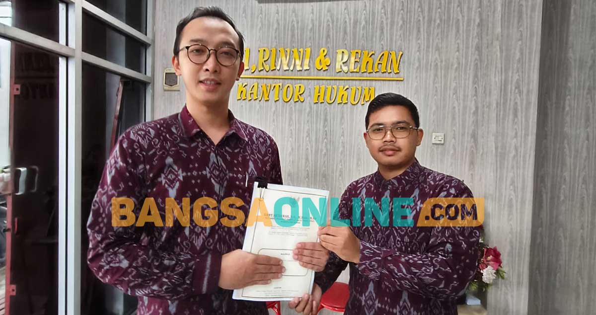 Kuasa Hukum PT Sekar Pamenang, Bagus Wibowo (kiri), dan Tim dari Kantor Hukum EMI, RINI dan Rekan. Foto: MUJI HARJITA/BANGSAONLINE