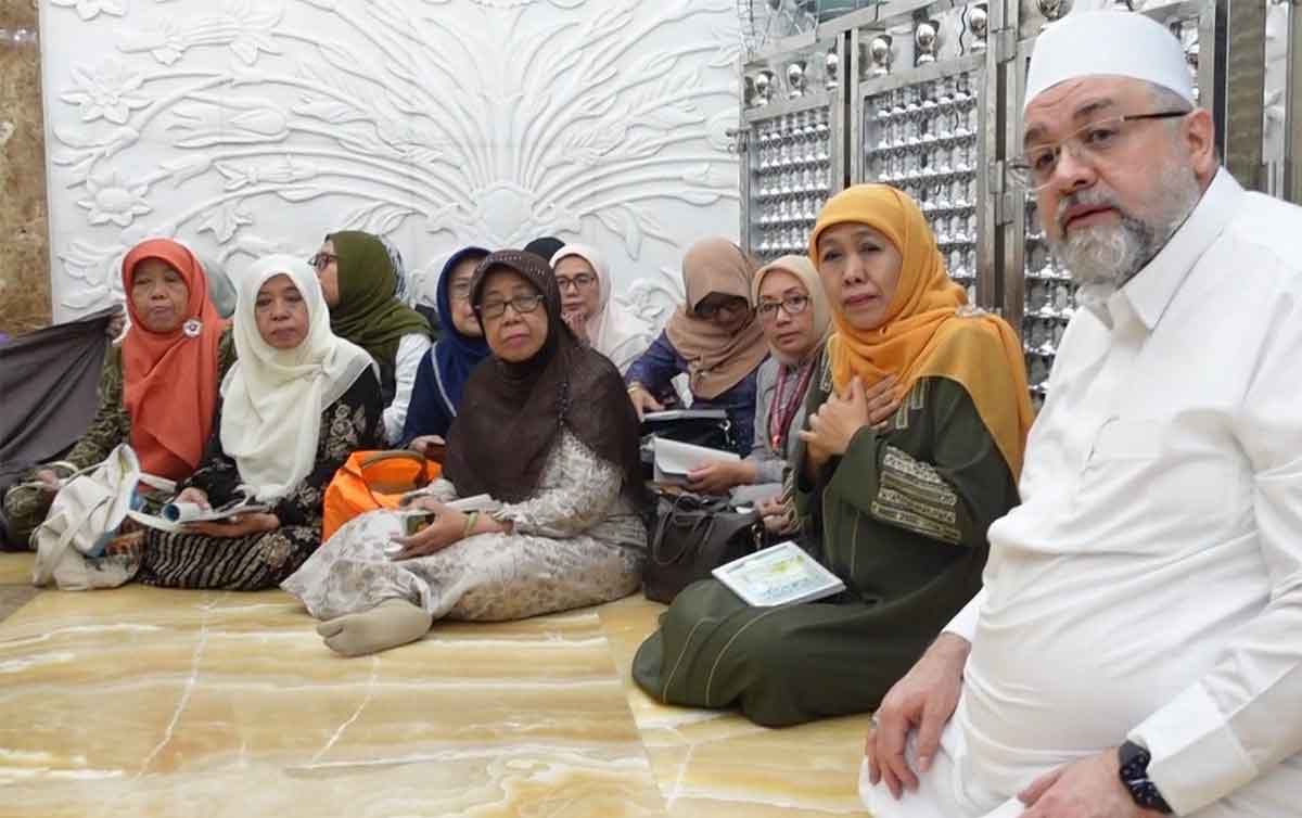 Ketua Umum PP Muslimat NU, Khofifah Indar Parawansa, saat khataman manaqib Syech Abdul Qadir Jailani dipimpin fatichah oleh Mauluana Assayyid Assyech Afeefuddin Al Jailani, cicit Syekh Abdul Qadir Al Jailani.