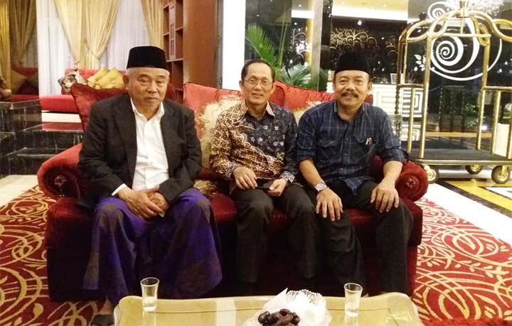 Prof Dr KH Asep Saifuddin Chalim, MA (kiri), Prof Dr Ir Kadarsah Suryadi, DEA (tengah) dan EM Mas