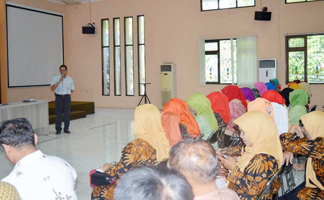 Kepala Inspektorat, Djoko Sulistyo Hadi saat sosialisasi larangan pungli di sekolah. foto: SYUHUD/ BANGSAONLINE