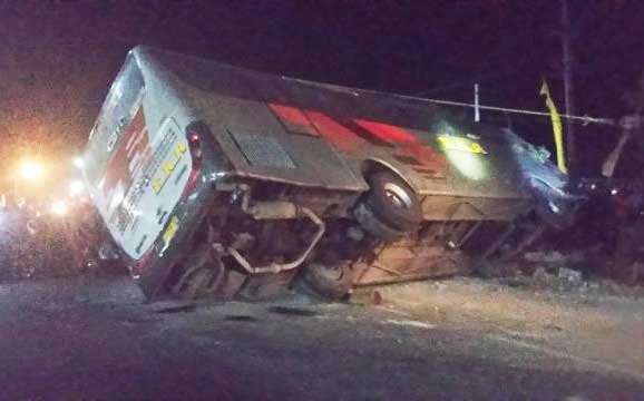 Sopir Ugal-ugalan, Bus Eka Terguling di Nganjuk, Dua Pengendara Motor Tewas
