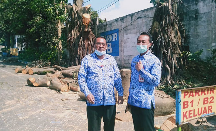Kepala Dinas Lingkungan Hidup (DLH) Kota Batu Aries Setiawan, S.T.T.P., melakukan survei ke lokasi. (foto: ist)