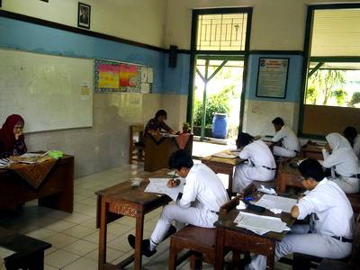 ?Suasana UN di SMPN 5 Surabaya. Nampak dua pengawas berjaga di ruangan. Foto: nisa/BANGSAONLINE